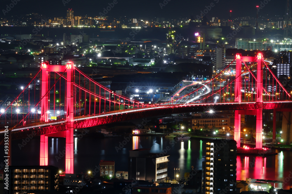 Obraz premium 重要文化財に指定された美しい若戸大橋と北九州市の夜景