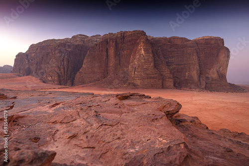 Wadi Rum w Jordanii. Pustynne formacje skalne na tle błękitnego nieba.