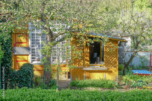Kleine Hütte, Gartenlaube in einem Kleingarten