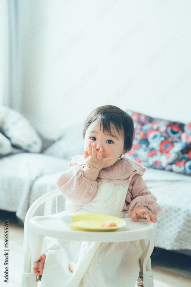 いちごを食べる赤ちゃん いちごを食べる赤ちゃん