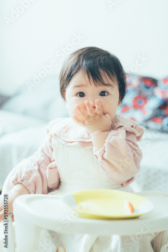 いちごを食べる赤ちゃん