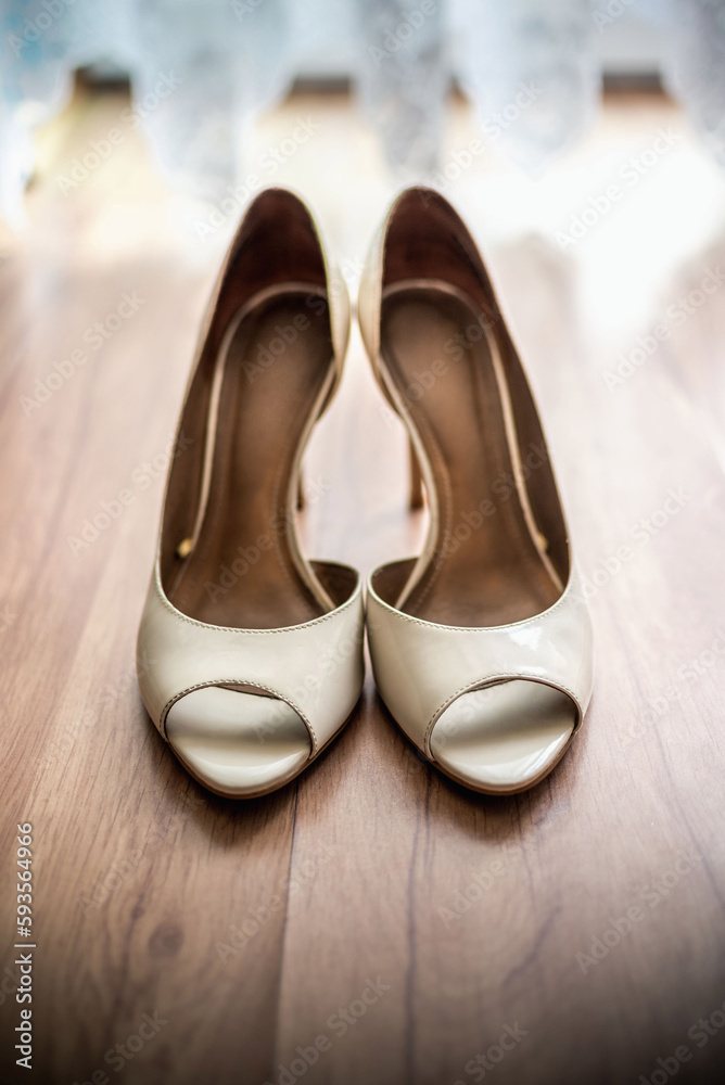 Obraz na płótnie Kremowe buty ślubne w salonie