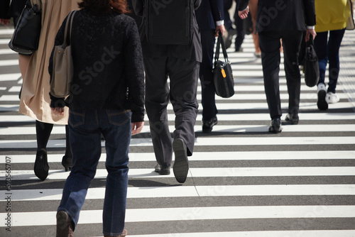 Fényképezés 都市の交差点の横断歩道を渡るビジネスマンと人々の姿