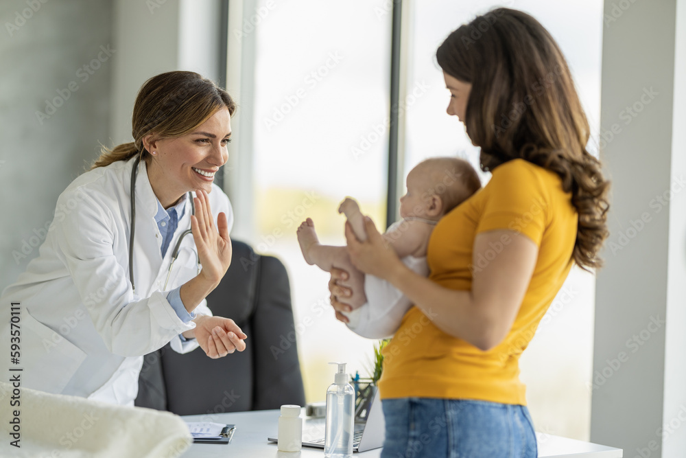 Obraz premium Mother with little baby visiting pediatrician in clinic