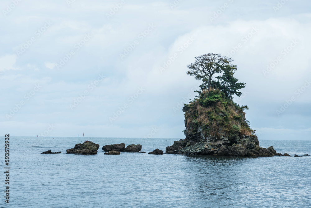 富山 雨上がりの雨晴海岸に浮かぶ女岩
