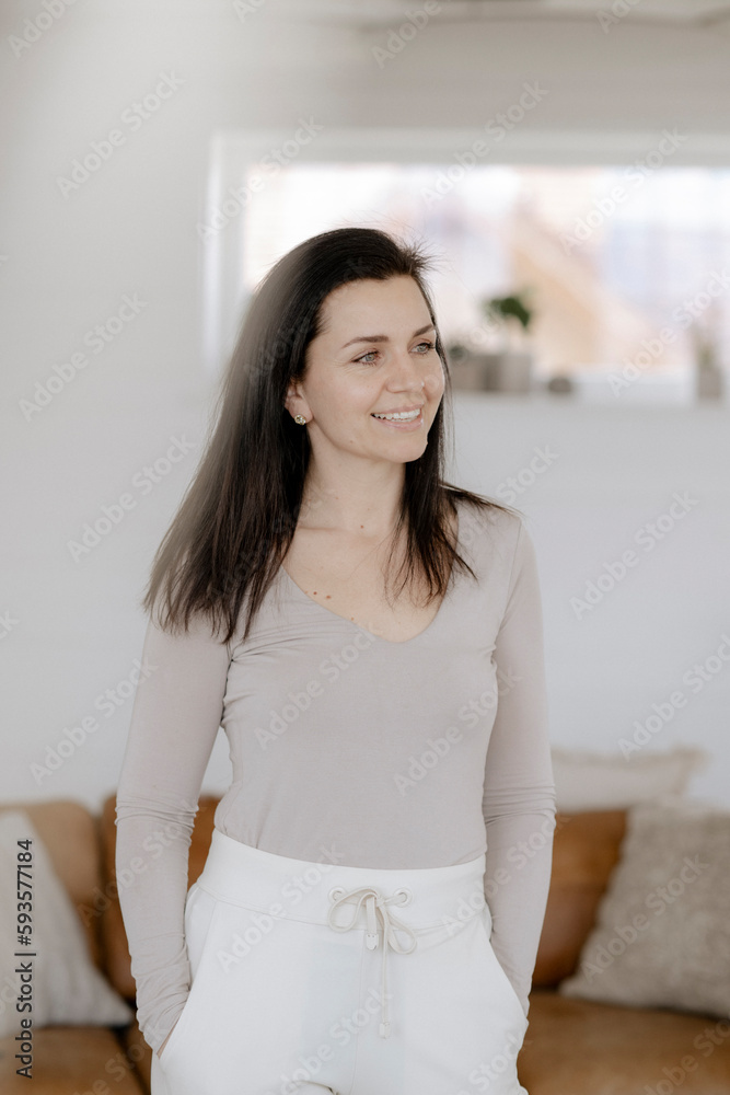 Dunkelhaare, lächelnde Frau im Freizeitoutfit Dunkelhaare, lächelnde Frau im Freizeitoutfit