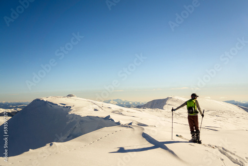 Obraz na płótnie Skier is looking for his line w salonie