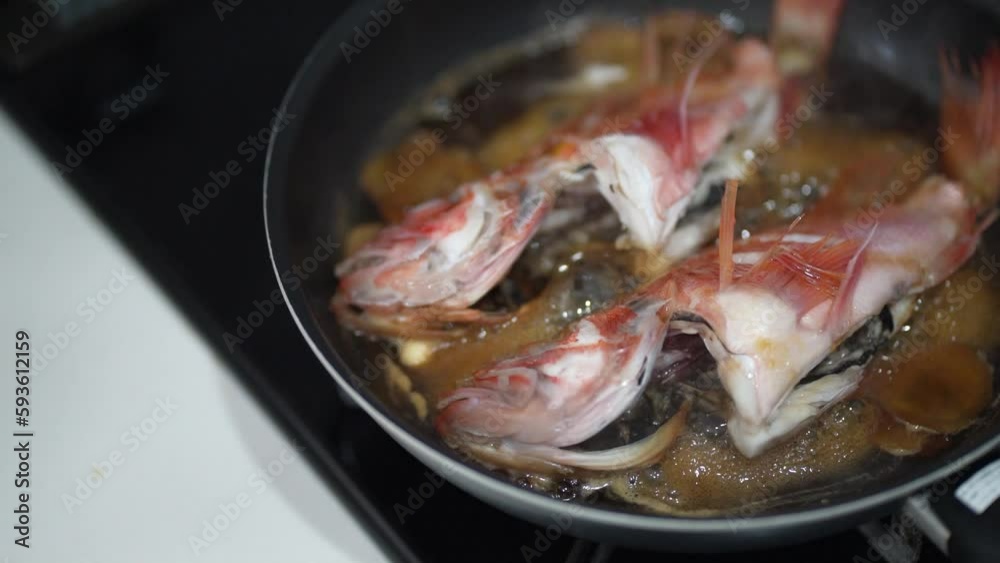 ユメカサゴの姿煮を作る様子 ユメカサゴの姿煮を作る様子