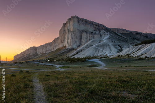 Foto white rock in crimea after sunset