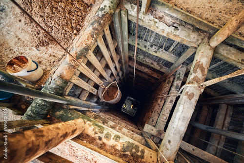 Foto Looking down into the mine where the Moonstone is found in Sri Lanka
