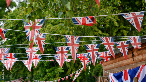 Photo Union Jack flags hanging at the street ready to national holiday celebration
