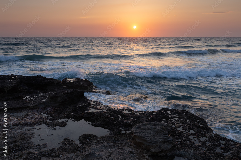 Sonnenuntergang auf einer griechischen Insel am Meer