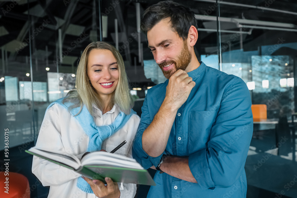 Obraz premium Teammates talking and discussing new project