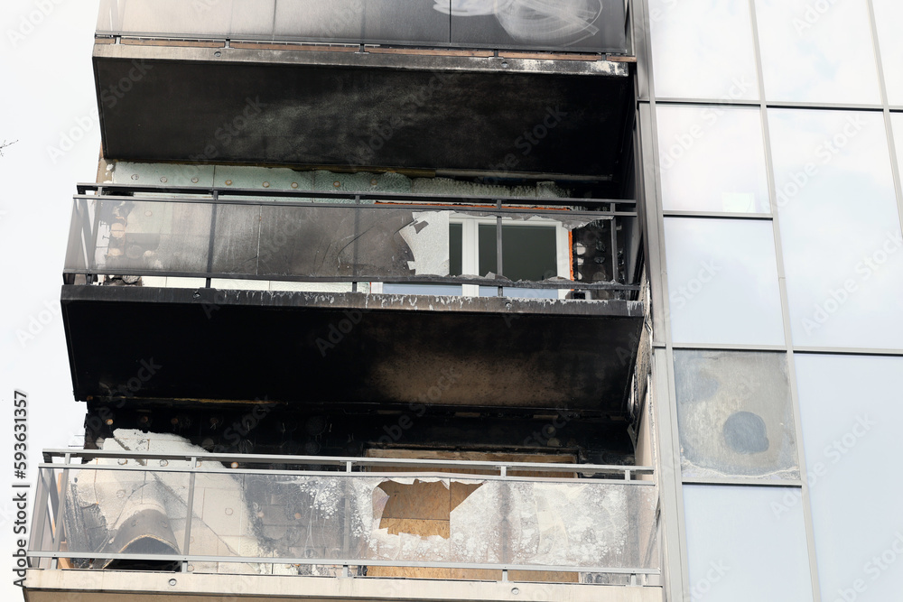Uszkodzony budynek po pożarze mieszkania w bloku mieszkalnym. - obrazy, fototapety, plakaty 