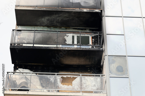 Uszkodzony budynek po pożarze mieszkania w bloku mieszkalnym.