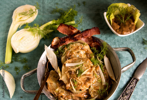 mit aromatischer steinpilzsoße überbackener fenchel mit gebratenen schinken 