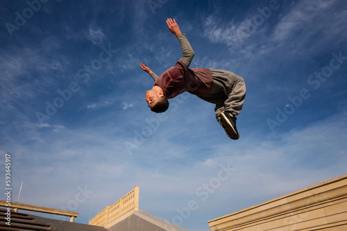Quadro su tela Man doing parkour. Extreme sports
