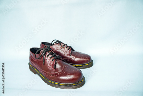 Fotografia The full maroon brogue wingtip shoe is made of genuine cowhide with a rubber sol