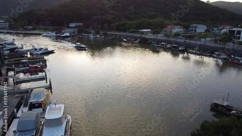 Wallpaper Mural Cidade Litorânea Balneário Camboriú Santa Catarina Prédios Imóveis Arranha Céu Barcos Rio Oceano Atlântico Mar Ondas Praia Turismo Viagens Residencial Comercial Torres Construtoras Imobiliárias Drone Torontodigital.ca