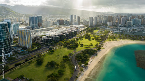 Canvastavla Aerial top view from above of Honolulu Hawaii cityscape with green park area and