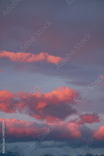 Obraz na płótnie Stunning view of snowcapped mountains during a beautiful sunset. w salonie