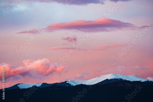 Obraz na płótnie Stunning view of snowcapped mountains during a beautiful sunset. w salonie