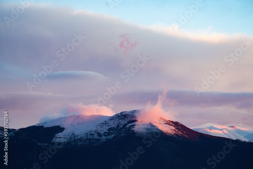 Obraz na płótnie Stunning view of snowcapped mountains during a beautiful sunset. w salonie
