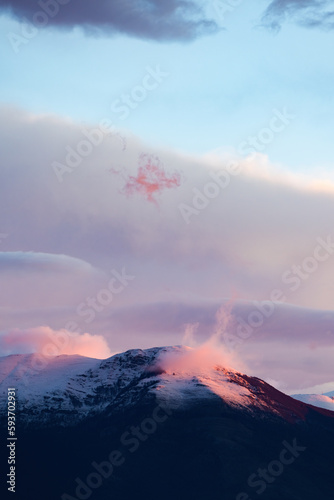 Obraz na płótnie Stunning view of snowcapped mountains during a beautiful sunset. w salonie