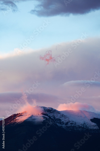 Obraz na płótnie Stunning view of snowcapped mountains during a beautiful sunset. w salonie