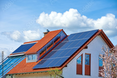 Modernes Wohnhaus mit Solardach zur Strom- und Warmwassererzeugung photo