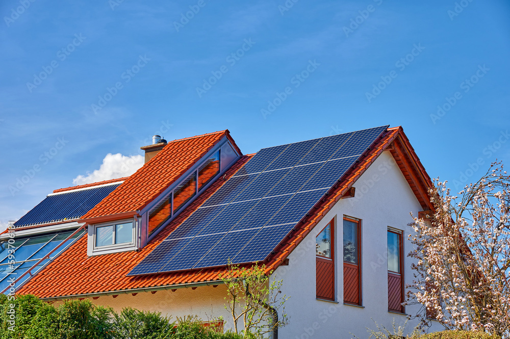 Modernes Wohnhaus mit Solardach zur Strom- und Warmwassererzeugung