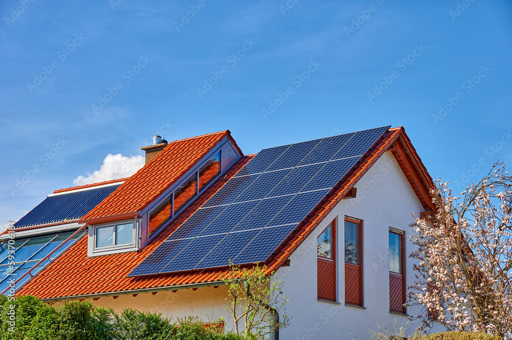 Modernes Wohnhaus mit Solardach zur Strom- und Warmwassererzeugung Modernes Wohnhaus mit Solardach zur Strom- und Warmwassererzeugung