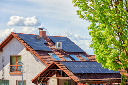 Wärmepumpe und Solarkollektoren auf Hausdach