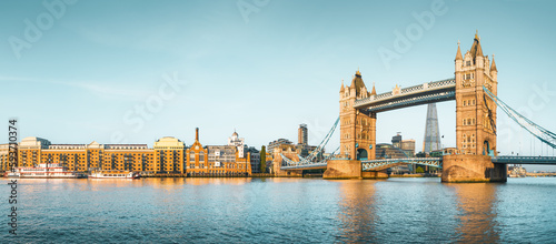 Photography the famous tower bridge of london during sunrise