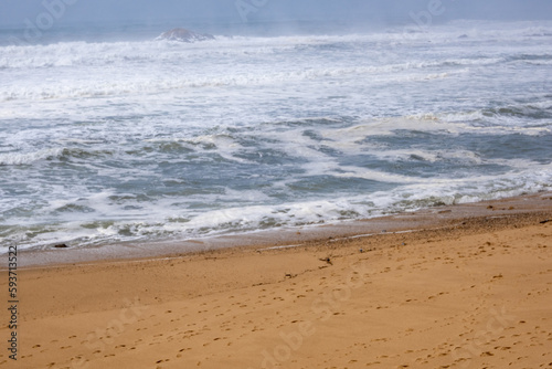 La orilla del océano Atlántico en la playa de Matosinhos en la ciudad de Oporto con las olas finalizando en la arena.