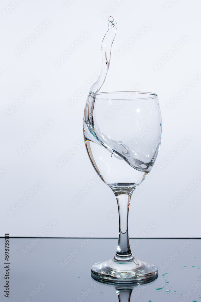 Obraz premium Water splashes in a glass on a white background