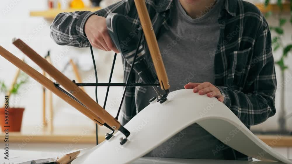 Vidéo Stock Wood products, Engineer Girl Assembles furniture by