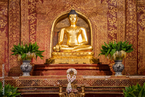 Obraz na płótnie The Phra Buddha Sihing statue in the Viharn Lai Kham at Wat Phra Singh , Chiang Mai , Thailand w salonie