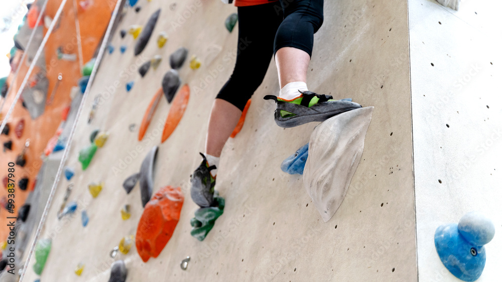 the girl on the climbing wall does sports - obrazy, fototapety, plakaty 
