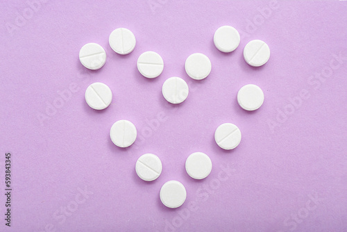 Heart made of white pills o...