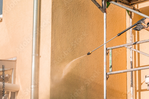 Foto House front washing, cleaning with high-pressure water blaster