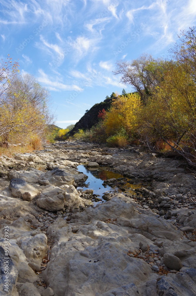 Sécheresse manque d'eau dans les Pyrénées orientales, terre craquelée rivière Agly Sécheresse manque d'eau dans les Pyrénées orientales, terre craquelée rivière Agly
