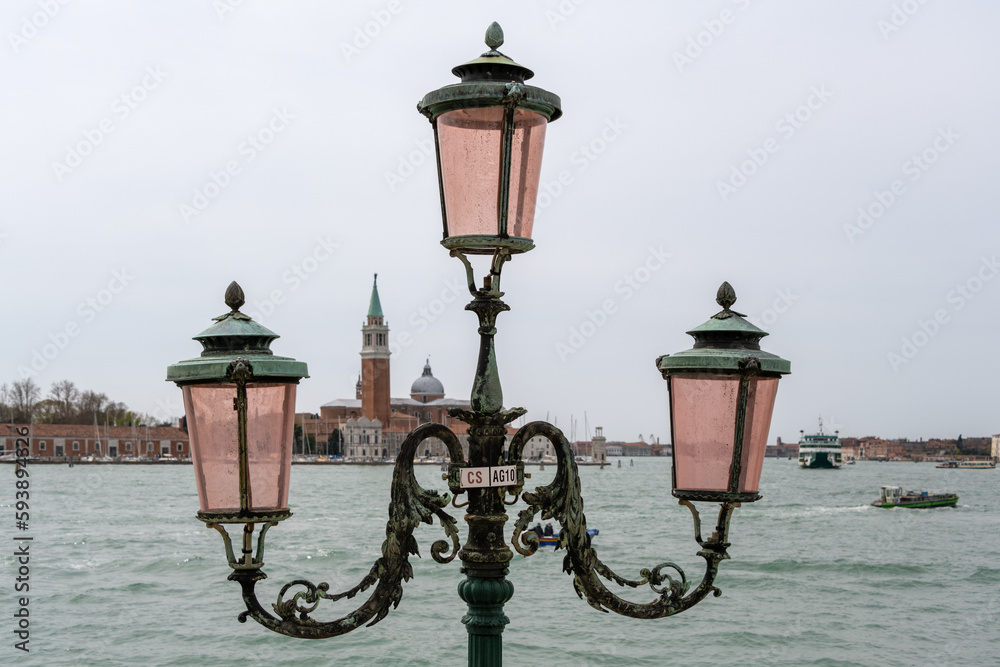 Dreiarmige Strassenlaterne in Venedig