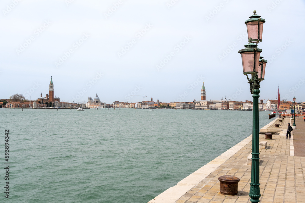 Dreiarmige Strassenlaterne in Venedig mit venediger Skyline