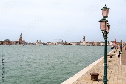 Dreiarmige Strassenlaterne in Venedig mit venediger Skyline © Oliver