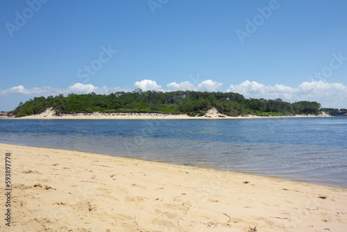 une plage et l'île du lac marin à Port d'Albret