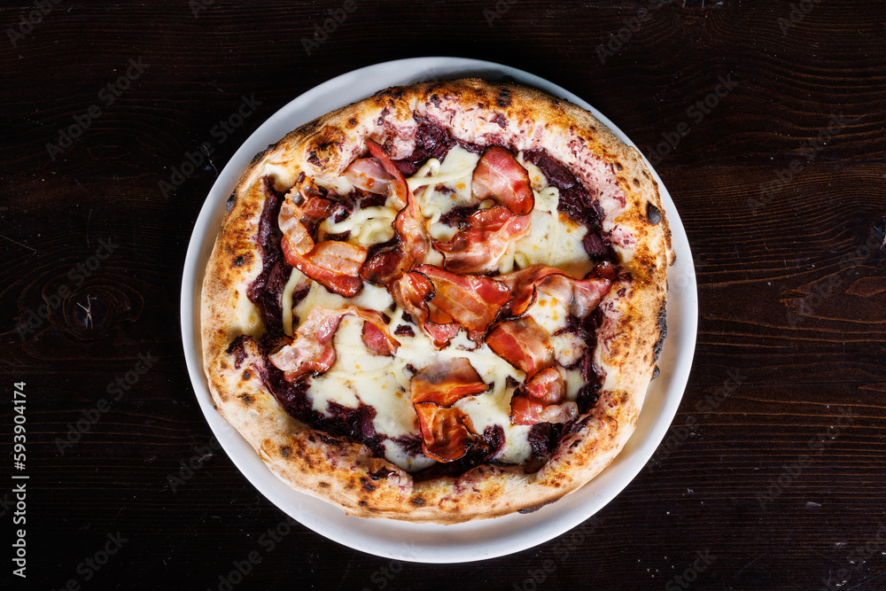 Foto de Pizza napoletana gourmet con fior di latte, crema di radicchio