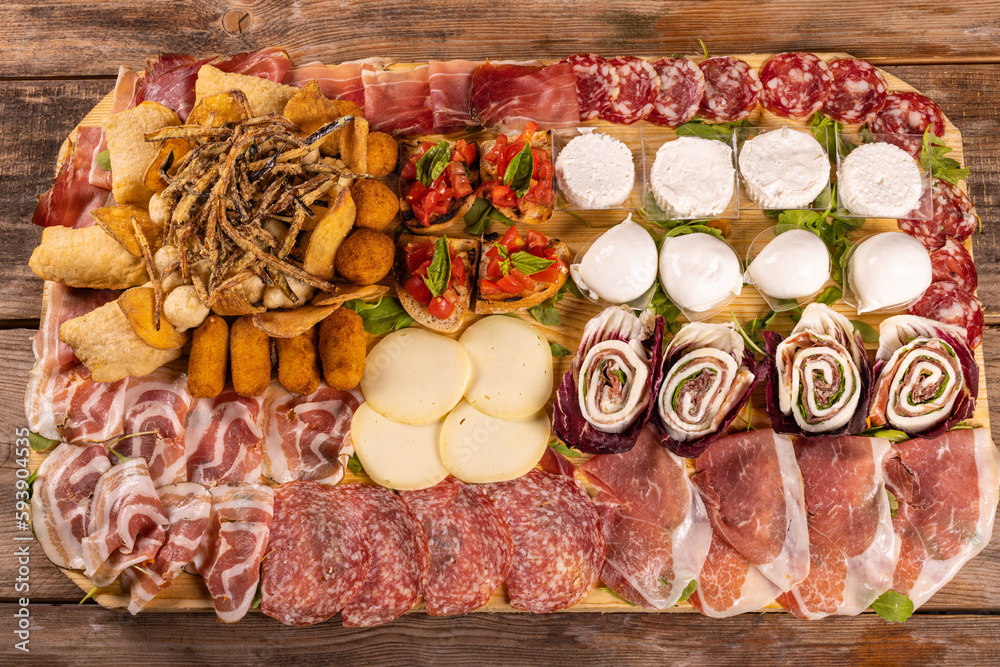 Enorme antipasto si salumi, formaggi, latticini, bruschette e frittura
