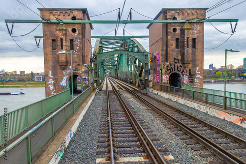 Imposanter Blick auf das westliche Portal der Kölner Südbrücke über den Rhein mit direktem Blick auf die Eisenbahngleise