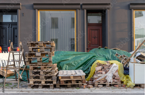 Building materials, wooden ladders, Euro pallets and bulky waste on the side of the road © Cora Müller